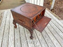 Table carrée avec finition en bois de burl Maitland Smith avec pied en forme de griffe et casier à vin caché