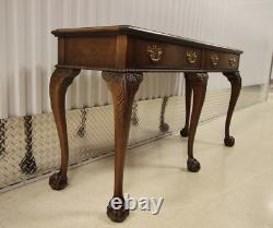 Table console Baker Furniture Chippendale en loupe avec pieds en forme de boule et griffe