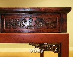 Table console Chippendale chinoise laquée rouge du XIXe siècle tardif avec trois tiroirs.