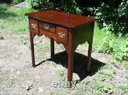 Table console de style Chippendale en cerisier vintage de petite taille commode basse à tiroirs