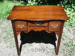 Table console de style Chippendale en cerisier vintage de petite taille commode basse à tiroirs