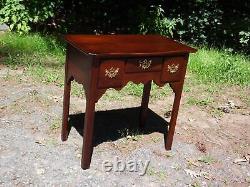 Table console de style Chippendale en cerisier vintage de petite taille commode basse à tiroirs