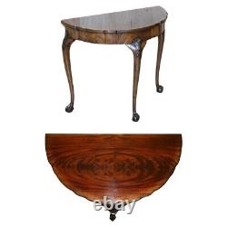 Table console demi-lune en acajou flammé de style Thomas Chippendale avec griffes et boules