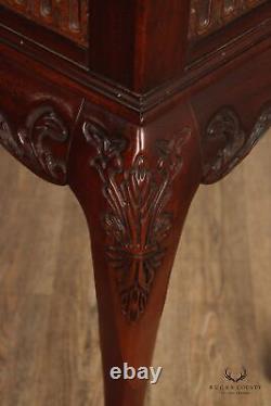 Table console en acajou flammé sculptée dans le style Chippendale