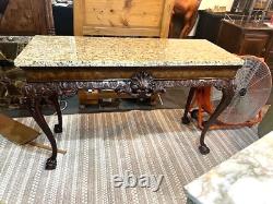 Table console en noyer de style Chippendale avec dessus en marbre de grande taille