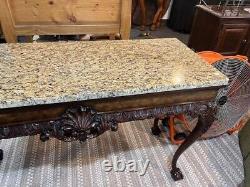 Table console en noyer de style Chippendale avec dessus en marbre de grande taille