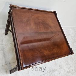 Table d'appoint Baker Furniture en acajou avec un tiroir de style chinois Chippendale