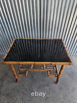 Table d'appoint Chippendale chinoise en rotin avec dessus en laque noire