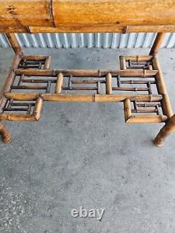 Table d'appoint Chippendale chinoise en rotin avec dessus en laque noire