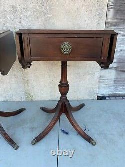 Table d'appoint à abattant antique Ferguson avec pied griffe sur piedestal, États-Unis