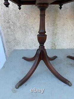 Table d'appoint à abattant antique Ferguson avec pied griffe sur piedestal, États-Unis