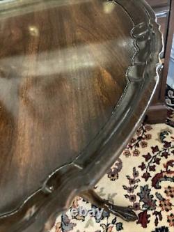 Table d'appoint à bordure de tarte sculptée dans le style Chippendale avec des pieds en forme de griffe de balle, USA