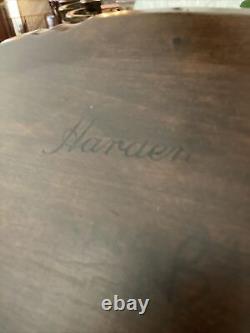 Table d'appoint à bordure de tarte sculptée dans le style Chippendale avec des pieds en forme de griffe de balle, USA