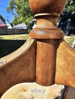 Table d'appoint américaine de style Chippendale antique à plateau basculant, pieds en griffe et boule