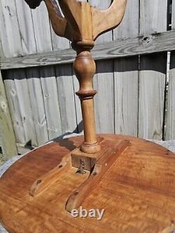 Table d'appoint américaine de style Chippendale antique à plateau basculant, pieds en griffe et boule