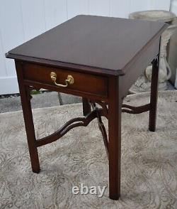 Table d'appoint / de chevet de style Chippendale chinois de marque Statton, vintage, avec tiroir et base à entretoise.