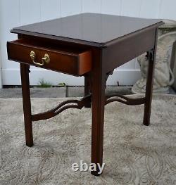 Table d'appoint / de chevet de style Chippendale chinois de marque Statton, vintage, avec tiroir et base à entretoise.