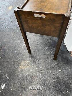 Table d'appoint en acajou Baker Furniture avec un tiroir Chippendale, 19x16x26.5