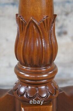 Table d'appoint en acajou sculpté Chippendale avec plateau en forme de tarte et pied griffe à boule du 20e siècle