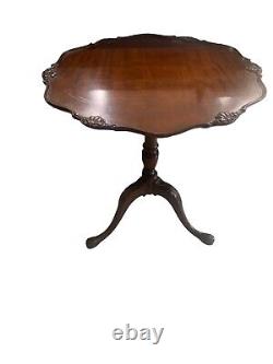Table d'appoint inclinable en acajou de style Chippendale de marque Vintage Weiman avec tour de tarte en forme de crête