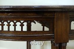Table d'appoint ronde de style Chippendale du XIXe siècle avec des étirements sculptés
