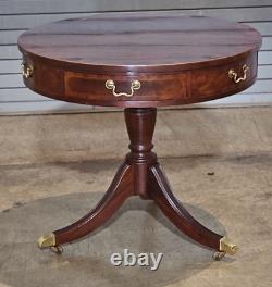 Table d'appoint ronde en acajou Baker Furniture avec dessus de tambour et deux tiroirs sur roulettes