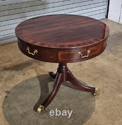 Table d'appoint ronde en acajou Baker Furniture avec dessus de tambour et deux tiroirs sur roulettes