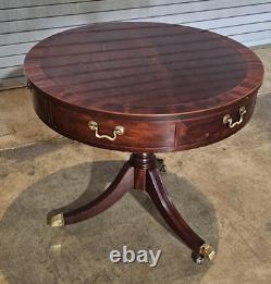 Table d'appoint ronde en acajou Baker Furniture avec dessus de tambour et deux tiroirs sur roulettes