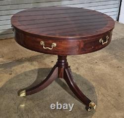 Table d'appoint ronde en acajou Baker Furniture avec dessus de tambour et deux tiroirs sur roulettes