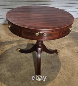 Table d'appoint ronde en acajou Baker Furniture avec dessus de tambour et deux tiroirs sur roulettes