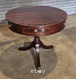 Table d'appoint ronde en acajou Baker Furniture avec dessus de tambour et deux tiroirs sur roulettes