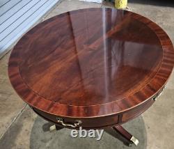 Table d'appoint ronde en acajou Baker Furniture avec dessus de tambour et deux tiroirs sur roulettes