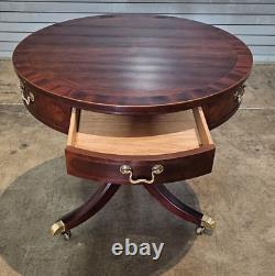 Table d'appoint ronde en acajou Baker Furniture avec dessus de tambour et deux tiroirs sur roulettes