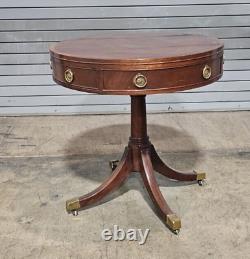 Table d'appoint ronde en acajou Baker Furniture avec dessus tambour et un tiroir à roulettes