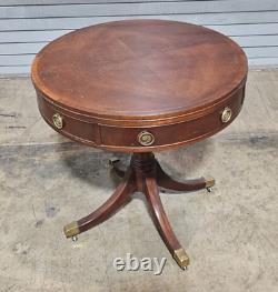 Table d'appoint ronde en acajou Baker Furniture avec dessus tambour et un tiroir à roulettes