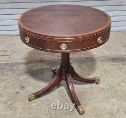 Table d'appoint ronde en acajou Baker Furniture avec dessus tambour et un tiroir à roulettes