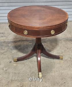 Table d'appoint ronde en acajou Baker Furniture avec dessus tambour et un tiroir à roulettes