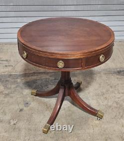 Table d'appoint ronde en acajou Baker Furniture avec dessus tambour et un tiroir à roulettes