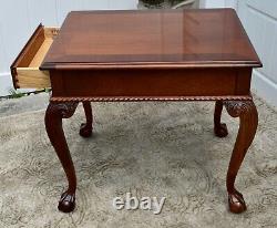 Table d'appoint vintage Ethan Allen Chippendale à pieds en griffe de boule avec bordure en corde et tiroir.