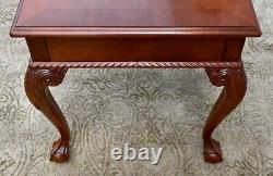 Table d'appoint vintage Ethan Allen Chippendale à pieds en griffe de boule avec bordure en corde et tiroir.
