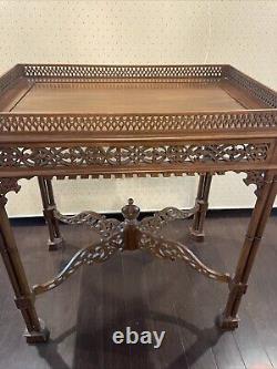 Table d'appoint vintage en acajou avec travail de fret chippendale de style chinois