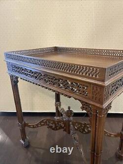 Table d'appoint vintage en acajou avec travail de fret chippendale de style chinois