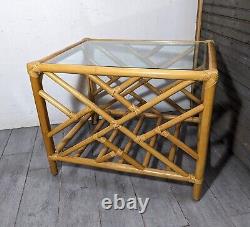Table d'appoint vintage en bambou Chippendale avec plateau en verre, style boho chic côtier asiatique.