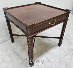 Table d'extrémité à accents en acajou de Baker Furniture avec un tiroir de style Chippendale chinois