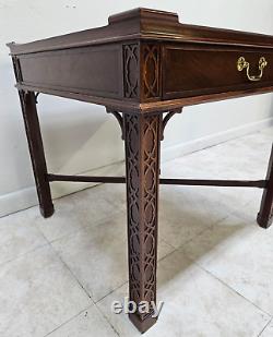 Table d'extrémité à accents en acajou de Baker Furniture avec un tiroir de style Chippendale chinois