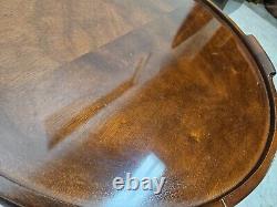 Table d'extrémité à tambour en acajou de Baker Furniture avec un tiroir de style Chippendale chinois.