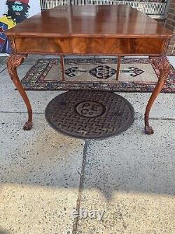 Table de cartes Chippendale antique à pieds en forme de boule et de griffe, se déploie en 3 feuilles si nécessaire