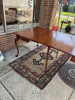 Table de cartes Chippendale antique à pieds en forme de boule et de griffe, se déploie en 3 feuilles si nécessaire