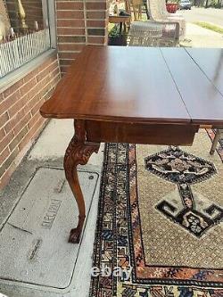 Table de cartes Chippendale antique à pieds en forme de boule et de griffe, se déploie en 3 feuilles si nécessaire