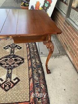 Table de cartes Chippendale antique à pieds en forme de boule et de griffe, se déploie en 3 feuilles si nécessaire